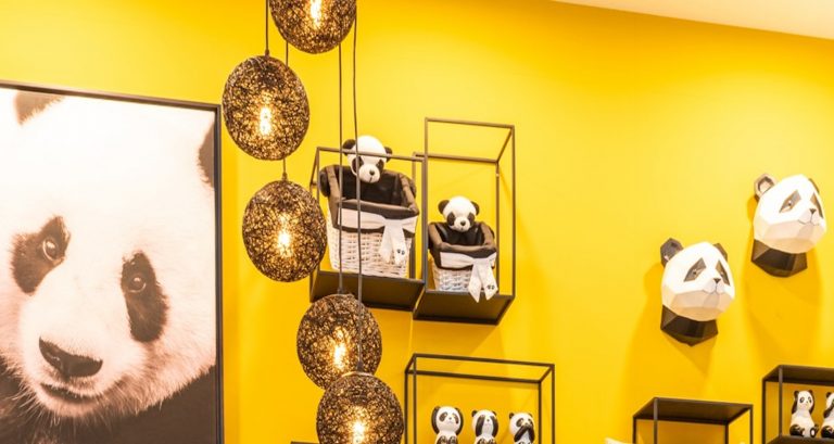 Gelbe Wand und Panda Figuren als Dekoration