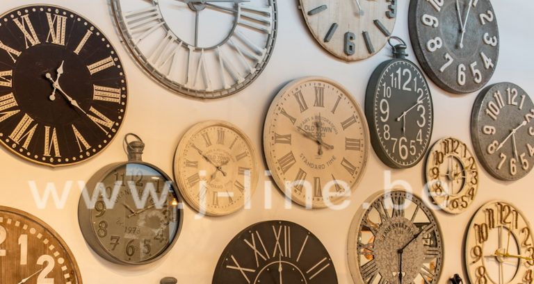 Viele verschiedene Uhren hängen an einer Wand