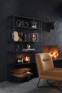 Dekoration Herbst Winter Collection, Dunkles Wohnzimmer mit Regal und Sessel