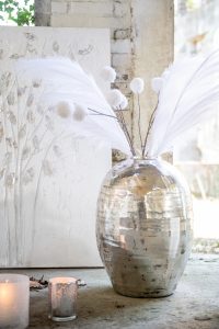 Dekoration Herbst Winter Collection, Große silberne Vase mit Federn